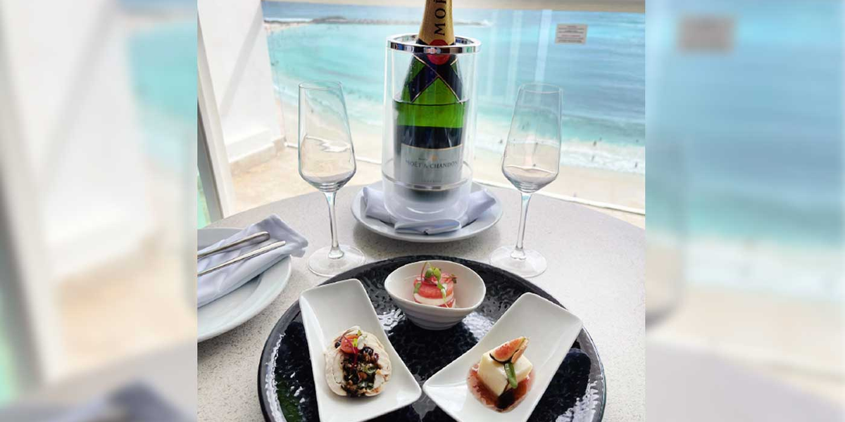 MOËT & CHANDON + CANAPÉS Krystal® Cancún MOËT & CHANDON + CANAPÉS Krystal® Cancún