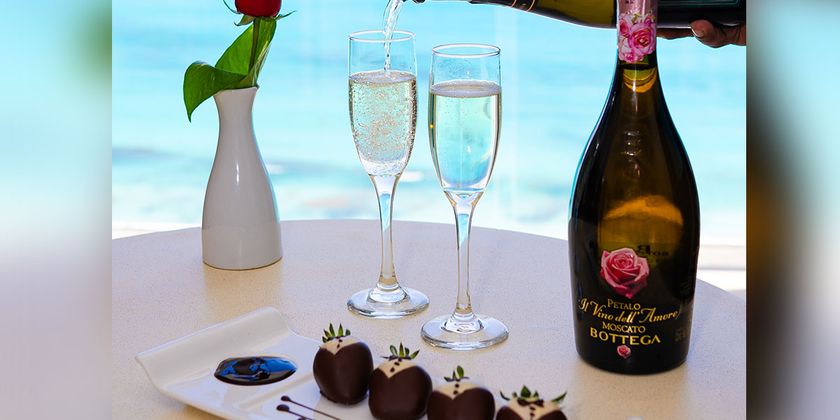 VINO PREMIUM + FRESAS CON CHOCOLATE Krystal® Cancún VINO PREMIUM + FRESAS CON CHOCOLATE Krystal® Cancún